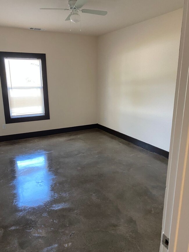 Building Photo - Country Living, Modern comforts!