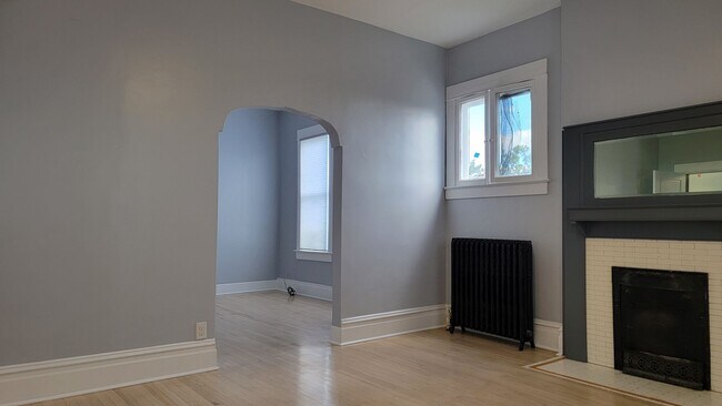 Building Photo - Sweet 2 BR Avenues Pad