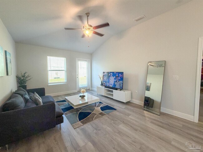 Foto del edificio - 392 Hilburn Ln