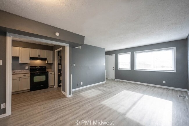Building Photo - Cozy 2 Bedroom Apartment in Indianapolis w...