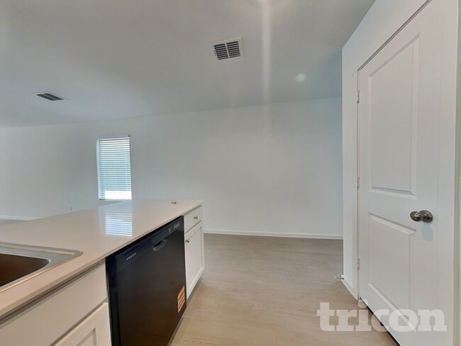 Building Photo - 827 Ponderosa Ln