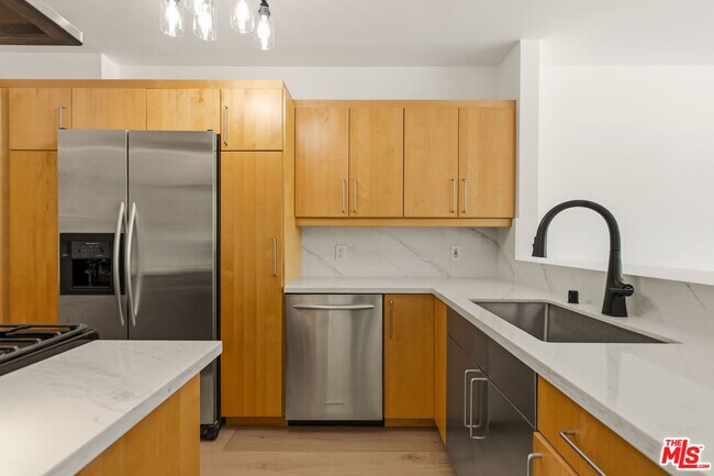 Building Photo - 8787 Shoreham Dr