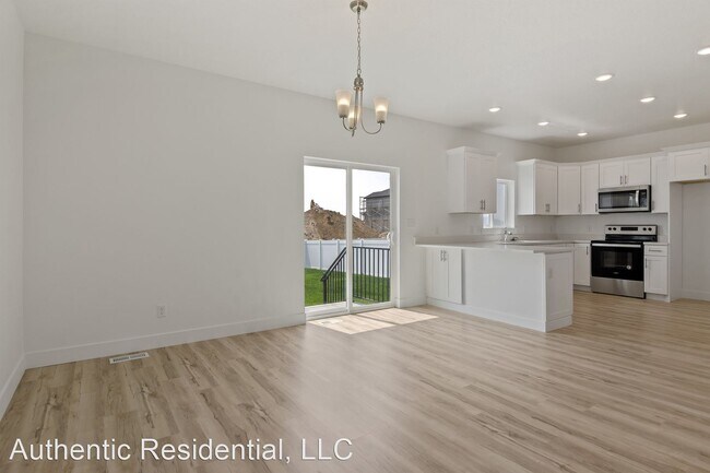 Building Photo - 4 br, 3 bath House - 1288 E Pamela St