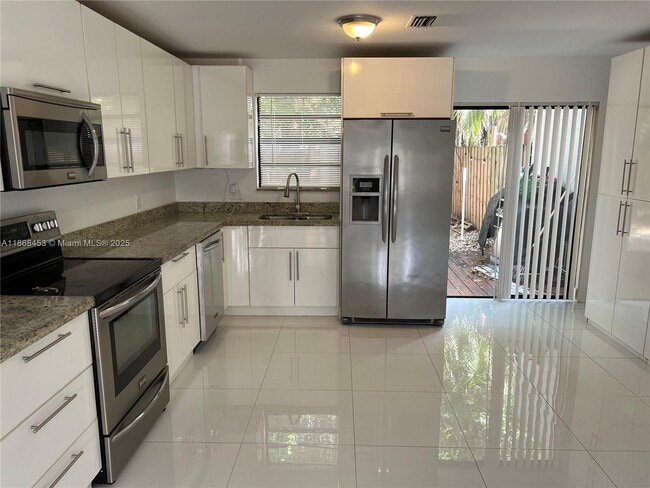 Foto del edificio - 2545 NE 182nd St