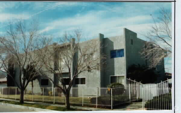Building Photo - 38563 Larkin Ave
