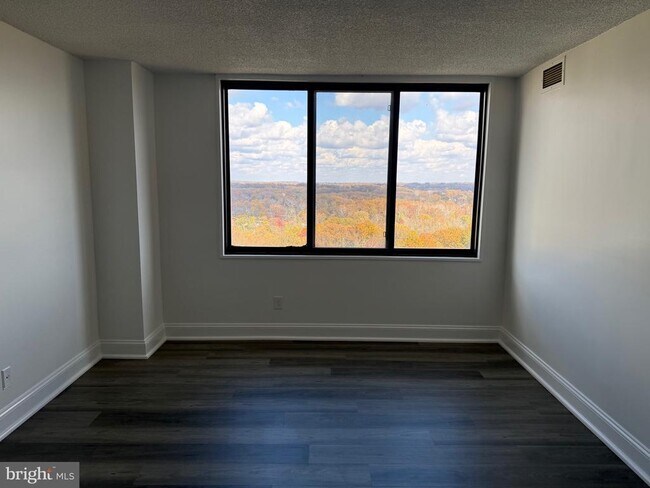 Foto del edificio - 5225 Pooks Hill Rd