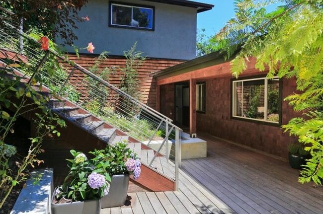 Foto del edificio - 3534 Oak Knoll Dr