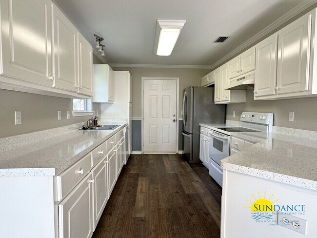 Building Photo - Pristine Mary Esther Home, Call today!