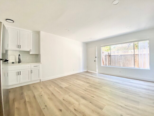 Building Photo - McLaughlin Apartments