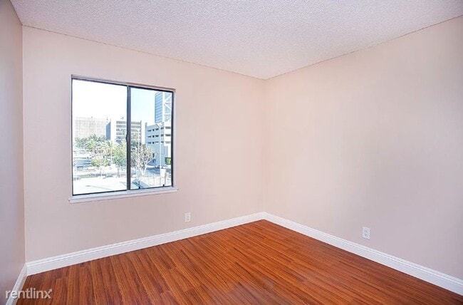 Building Photo - 2 br, 1 bath Condo - 600 W 3rd St