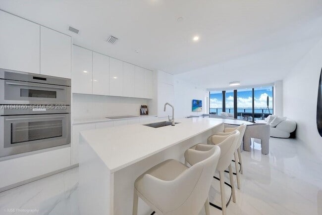 Foto del edificio - 700 NE 24th St