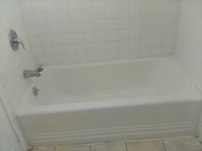 Foto del edificio - 594 Roosevelt Ave