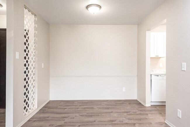 Building Photo - Everett Apartments - 119-07