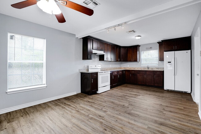 Building Photo - 822 Rockwell Blvd
