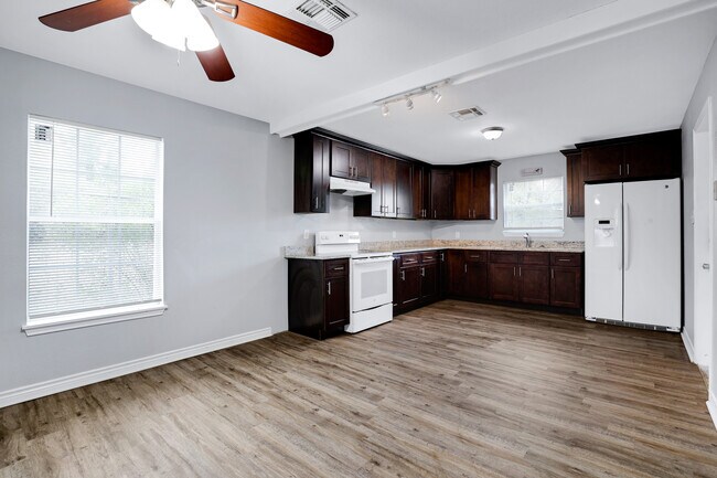 Foto del edificio - 822 Rockwell Blvd