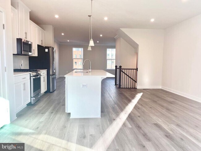 Building Photo - 14048 Sunrise Valley Dr