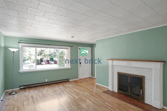 Building Photo - Charming 4 BEDS & 1.5 BATH SINGLE FAMILY H...