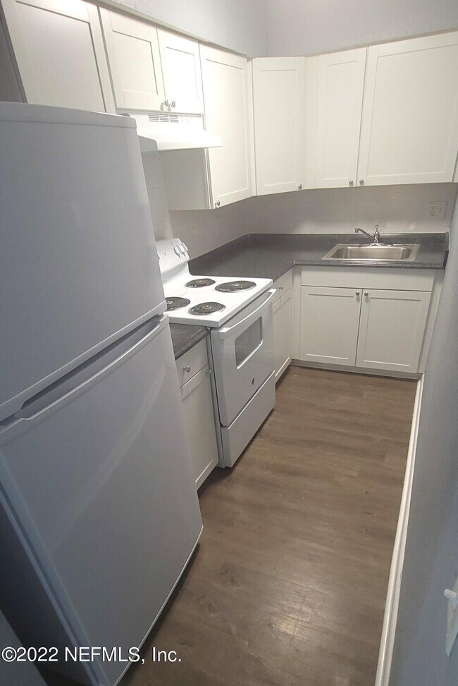 8291 San Jose Manor Dr E Unit 3, Jacksonville, FL 32217 Room for Rent