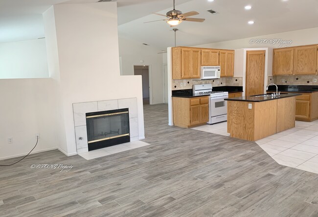 Foto del edificio - 12399 Rimrock Ln