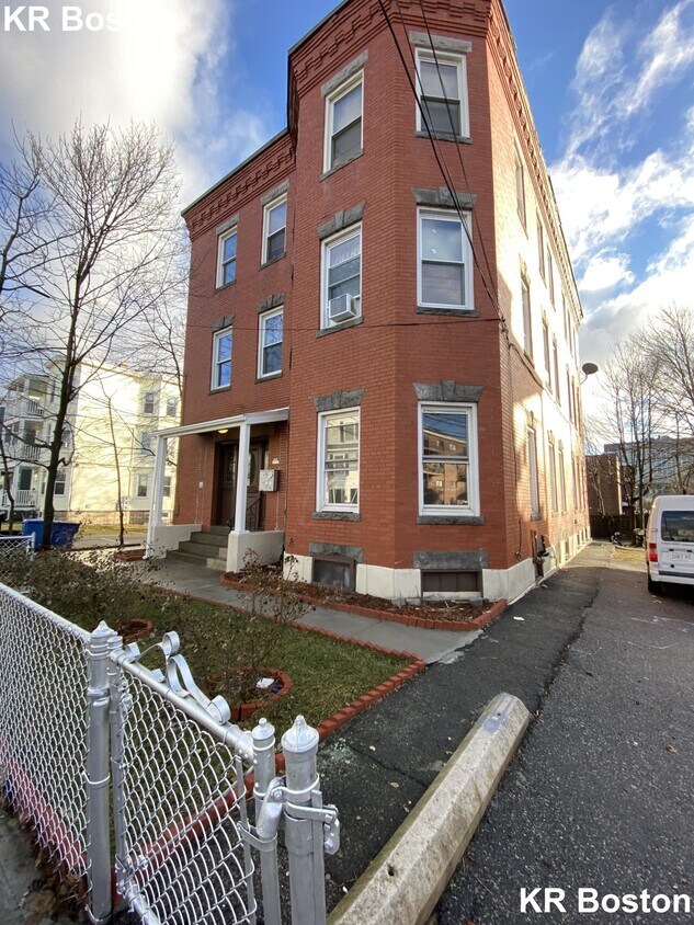 Primary Photo - 16 Waverly St