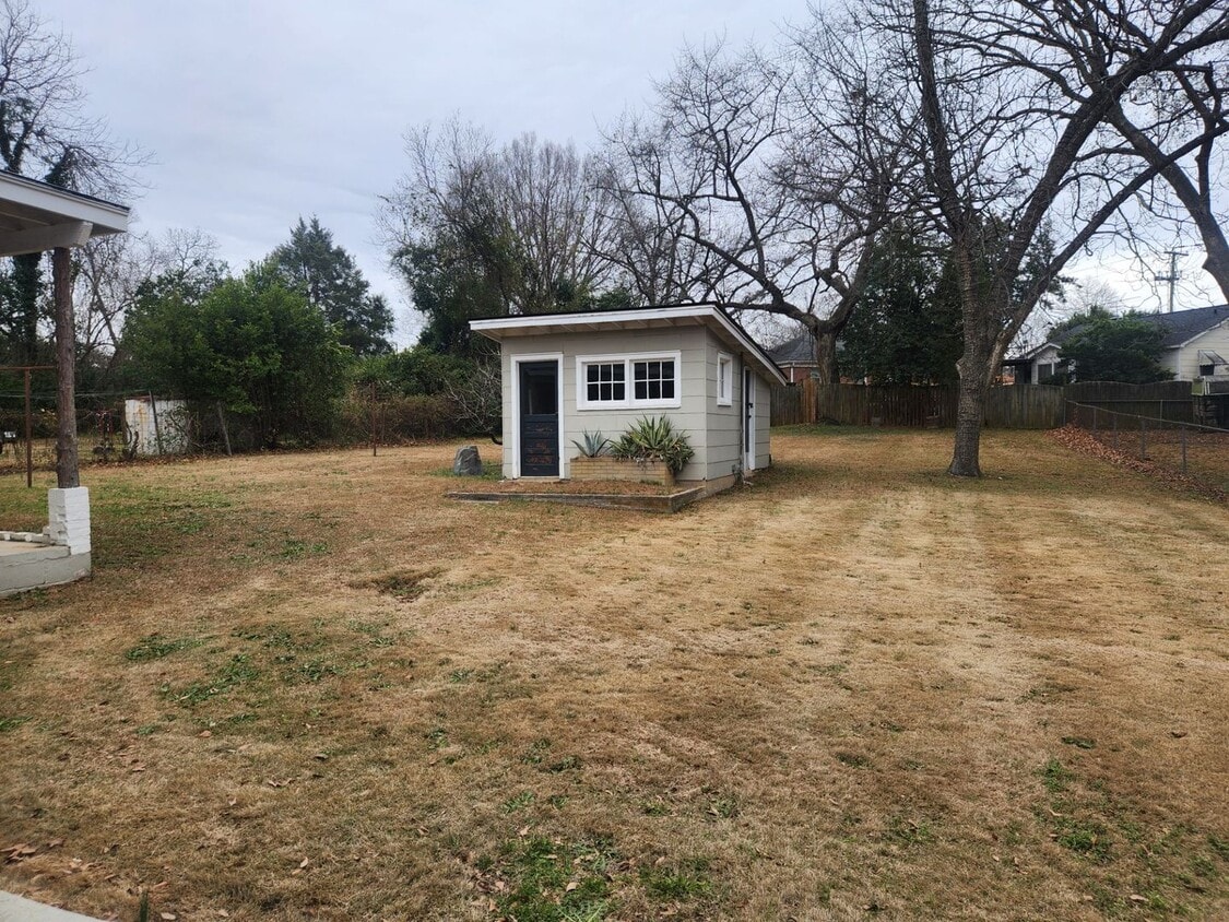 Building Photo - Charming 2 Bedroom 1 Bath