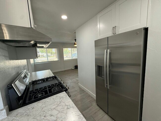 Building Photo - 2206 W Vista Ave