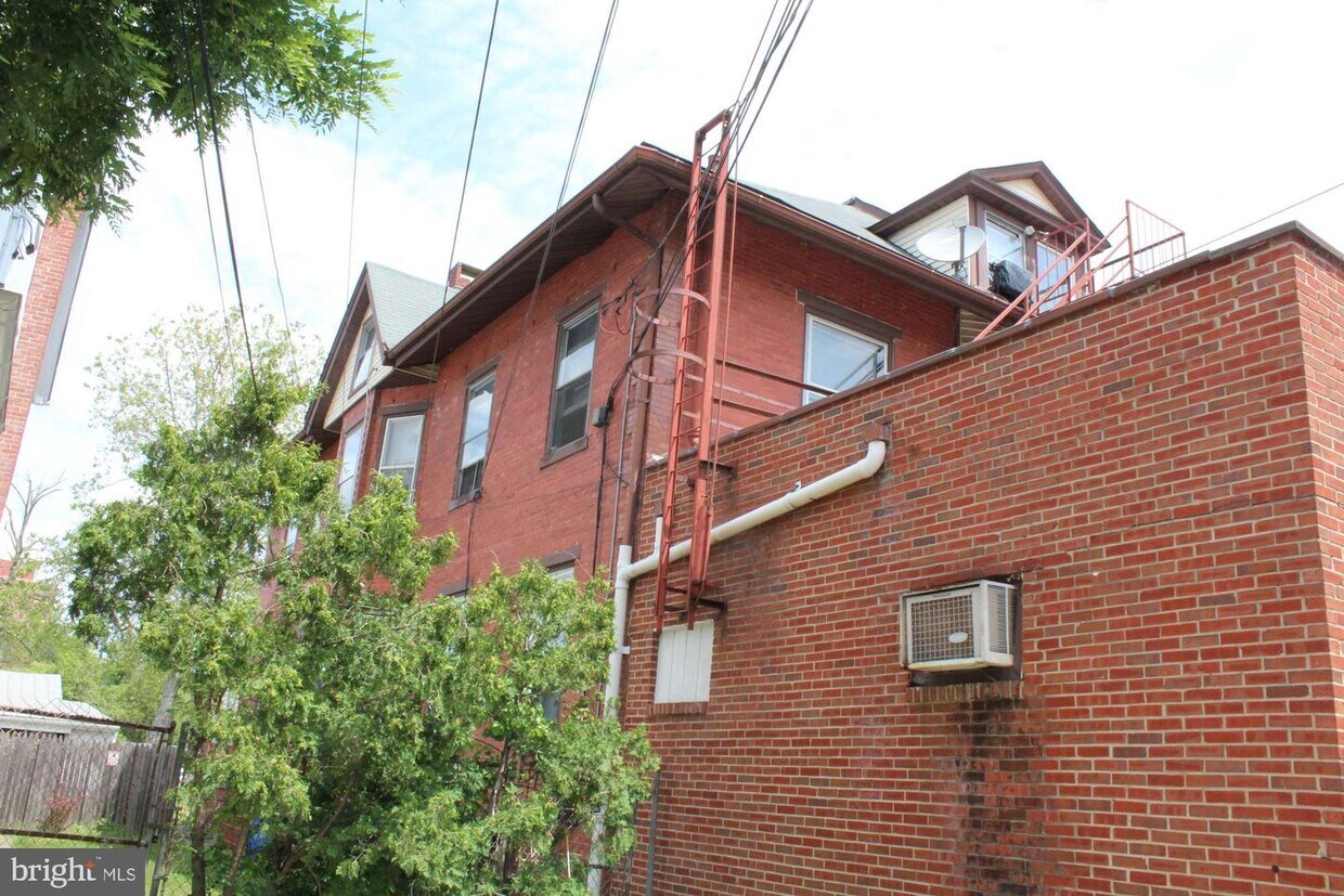 17 Washington St, Mount Holly, NJ 08060 Room for Rent in Mount Holly