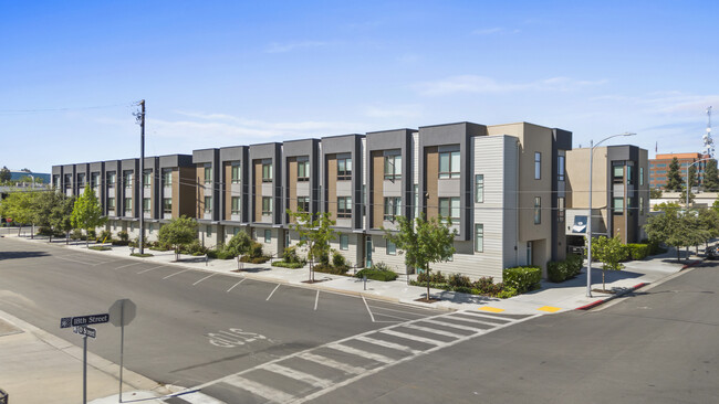 Foto del edificio - 17th Place Townhomes