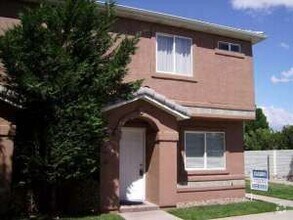 Building Photo - 441 Sunland Dr