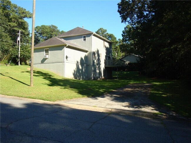 Building Photo - 629 Slew Ave