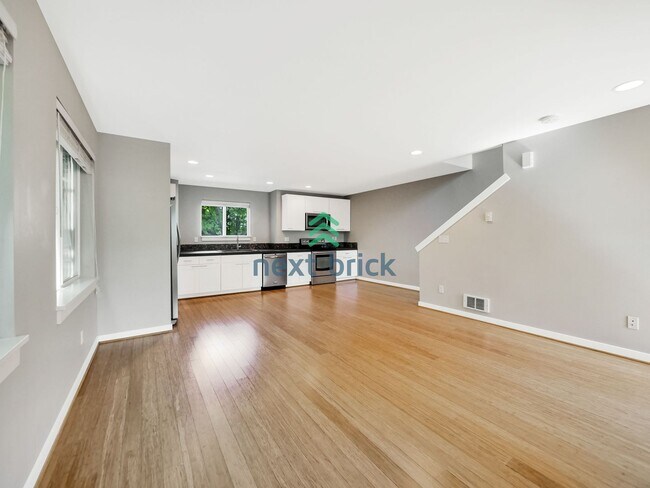 Building Photo - Welcome to this charming 3-bedroom, 2-bath...