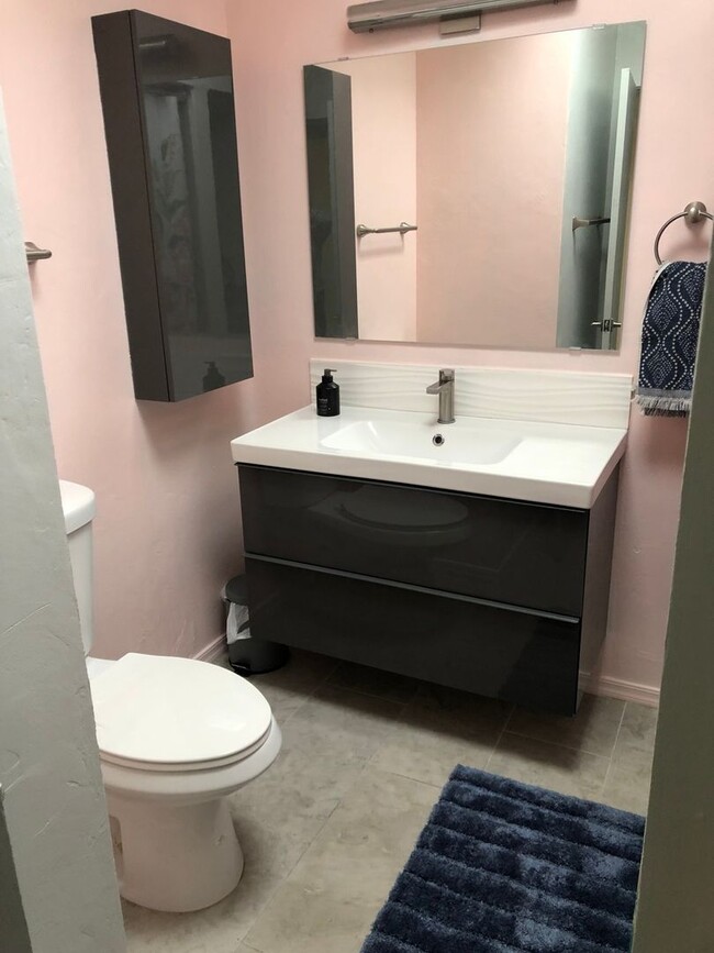 Building Photo - 2 Bedroom, 1 office room, Single Family Ho...