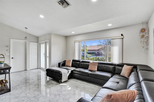 Foto del edificio - 7909 NW 19th St