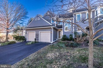 Building Photo - 424 W Village Ln