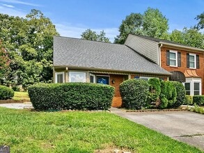 Building Photo - 1140 Magnolia Way SE