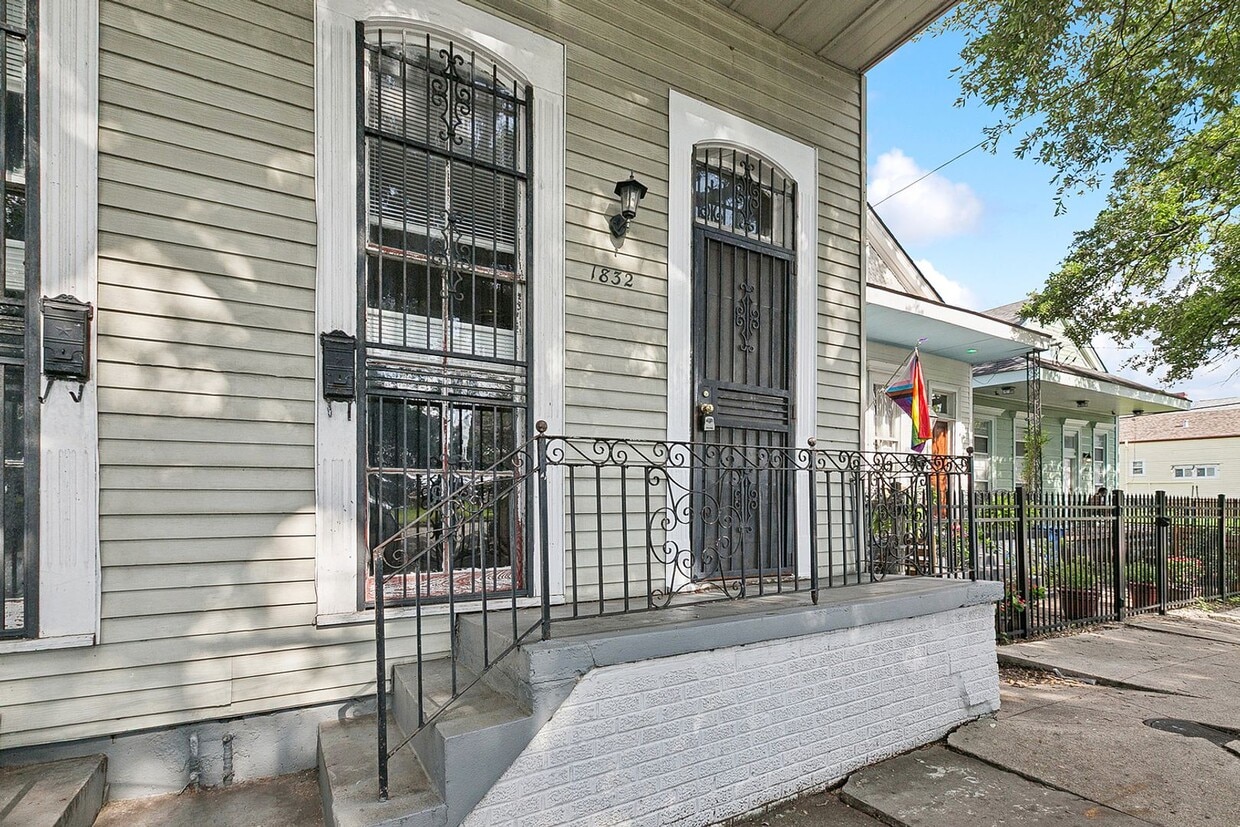 Primary Photo - 1830-32 Elysian Fields