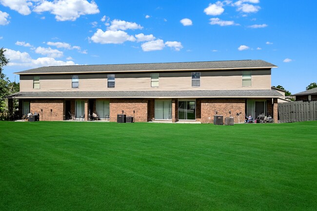 Building Photo - *****SPACIOUS 2 BEDROOM 1.5 Bath IN ORANGE CITY