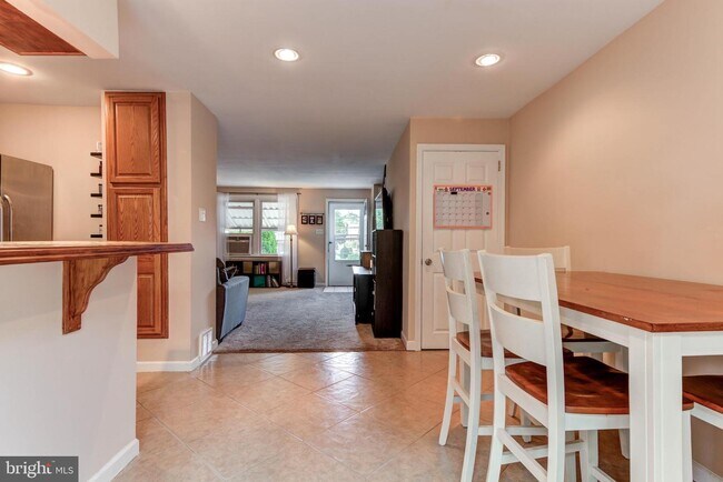 Building Photo - 431 S Cedar Ln