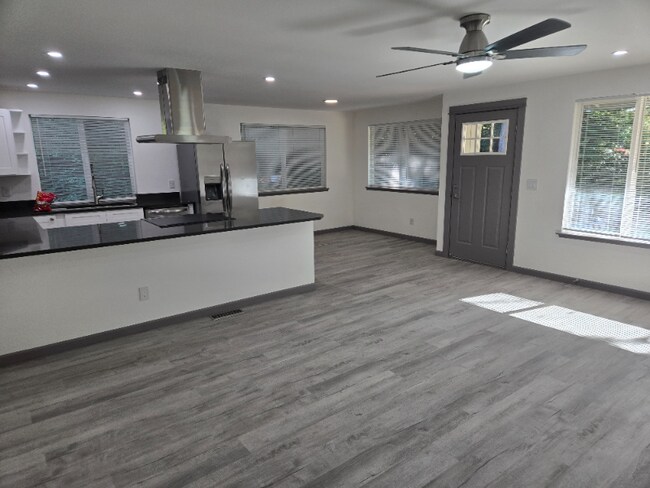 Foto del edificio - 4423 Pine Ave NE