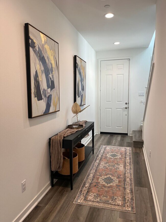 Foto del edificio - Beautiful Town-Home Bedford Community!