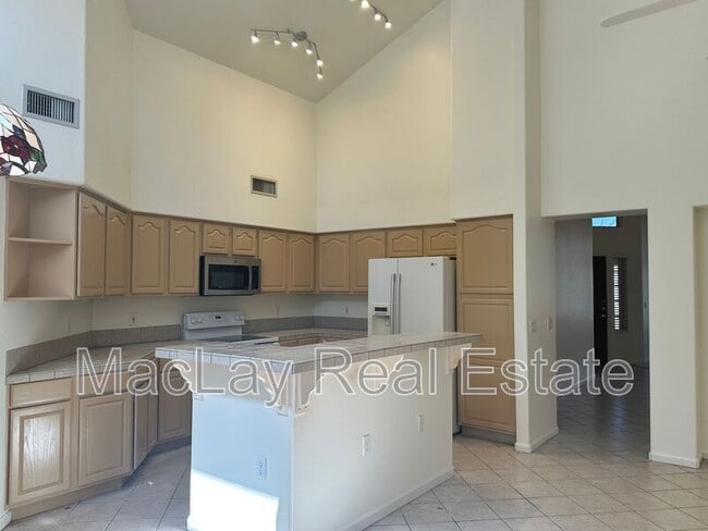 Building Photo - 1667 S Sycamore Pl