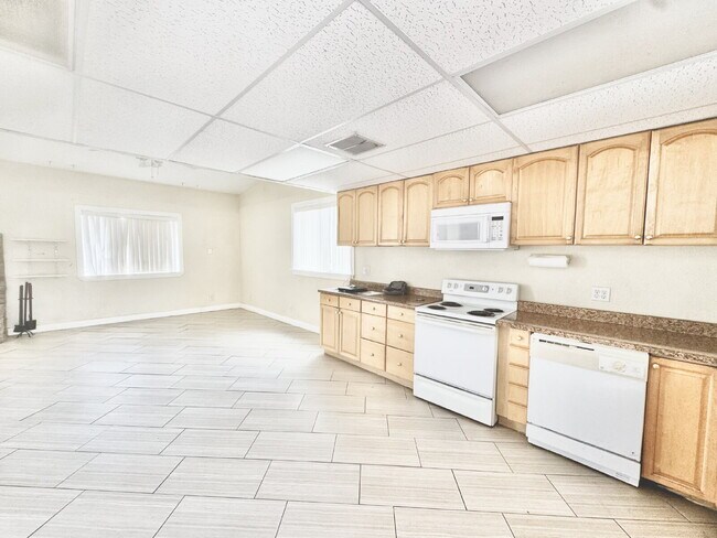 Foto del edificio - 2-bedroom, 2-bathroom Home Nestled in the ...