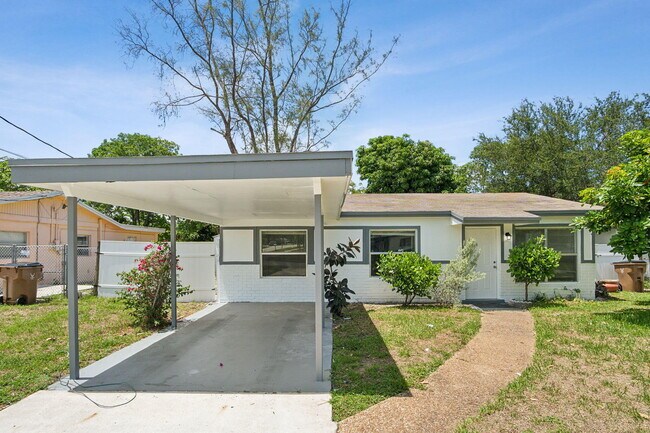 Building Photo - 117 NW 7th Ct
