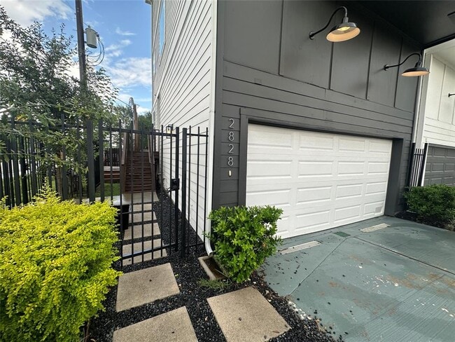 Building Photo - 2828 Versailles Oak Ln