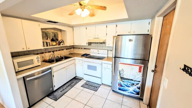 Foto del edificio - Annual furnished OPTIONAL 2/1 condo Island life