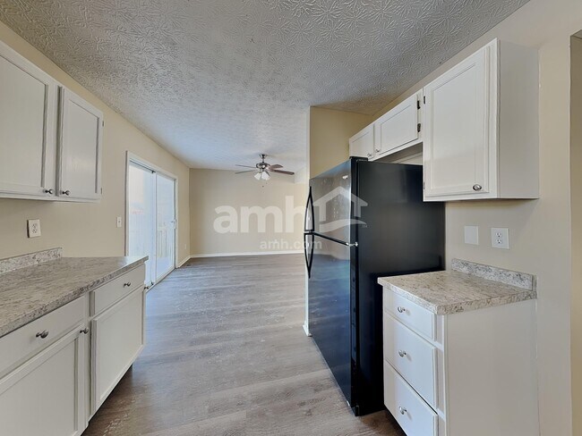 Foto del edificio - 1100 Lavender Ln