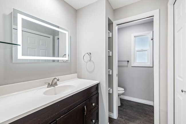 Building Photo - 2 bed 1.75 bath - includes water/sewer/gar...