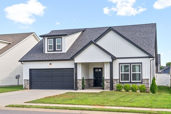 Building Photo - Beautiful 3 Bedroom 3 Bath Pet Friendly Ho...