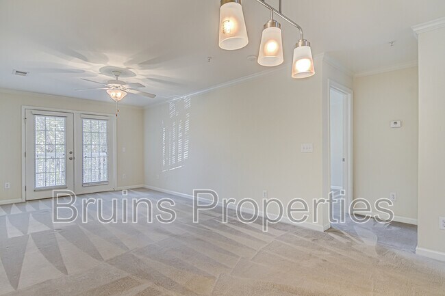 Building Photo - 7104 W Friendly Ave