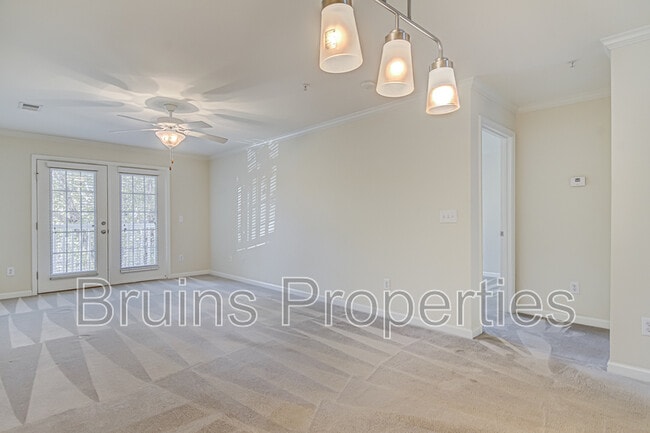 Foto del edificio - 7104 W Friendly Ave